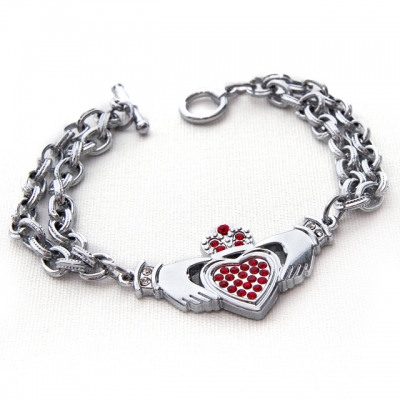 Кладахский браслет. Сердце символизирует любовь, руки — дружбу (доверие), а корона — верность (лояльность)